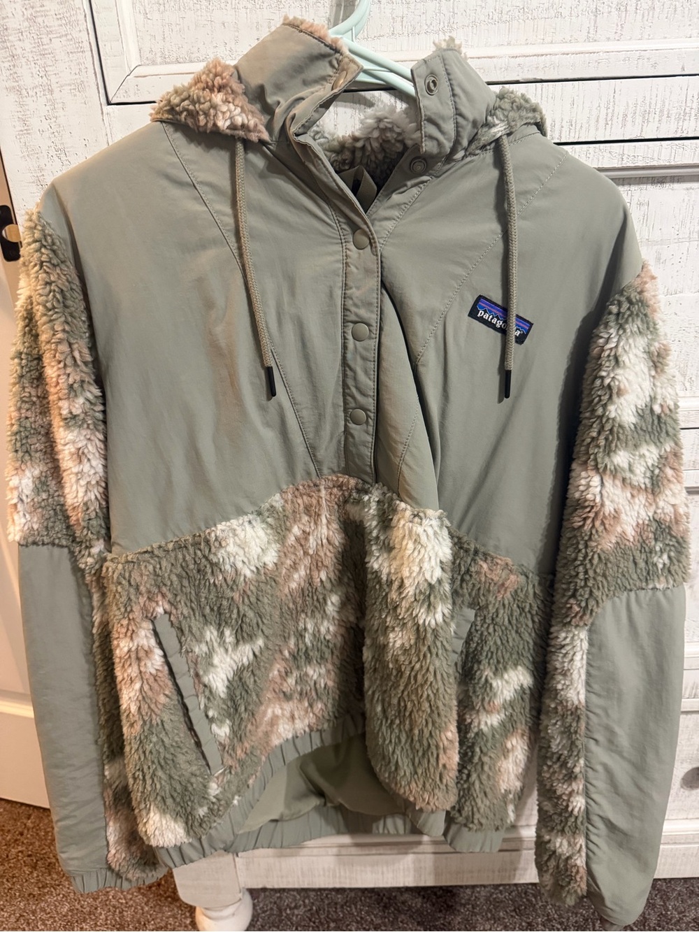 Patagonia Women Sage Green and Cream Sherpa Pullover